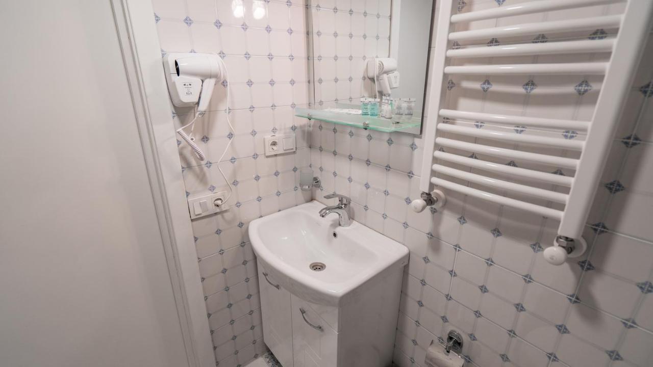 Mini Hotel On Aghmashenebeli Ave Tbilisi Exterior foto
